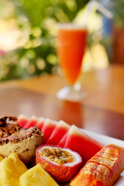 Frutas brillantes exóticas en un plato — Foto de Stock