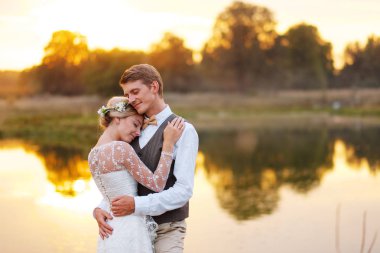 Yeni evli bir çift portreleri. Düğün çifti sipariş arka plan üzerinde duruyor. 