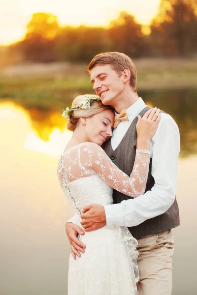 Porträtt av ett nygift par. Brudparet står på bakgrunden av ordern. — Stockfoto