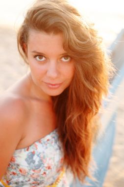 Güneşli büyük portre saç gün batımında uçan ile bir kız