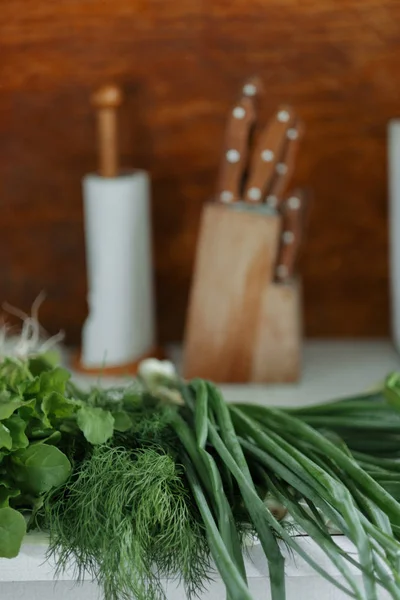 Ramo fresco de vegetación orgánica en la mesa de la cocina —  Fotos de Stock