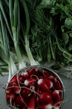 Taze turp ve yeşil masada