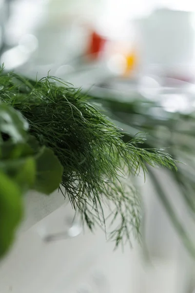 Ramo fresco de vegetación orgánica en la cocina —  Fotos de Stock