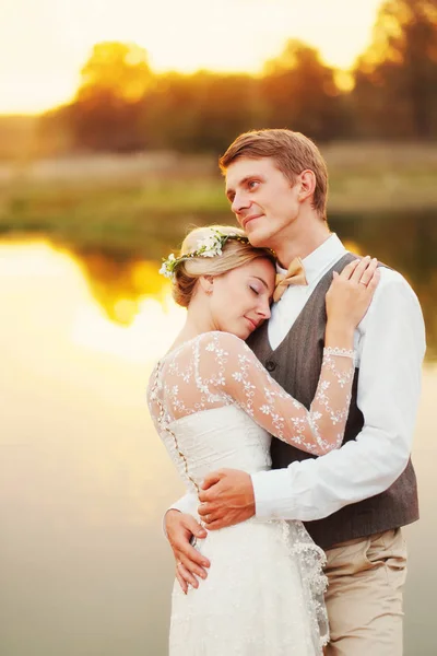 Nowożeńcy stanąć przed jeziorem — Zdjęcie stockowe