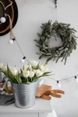 Lale bir tabloda bir demir kapta bir buket