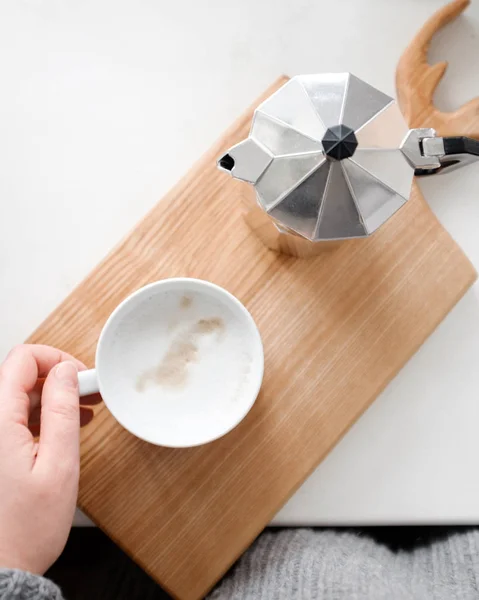 Xícara de café e moka pot em uma placa — Fotografia de Stock