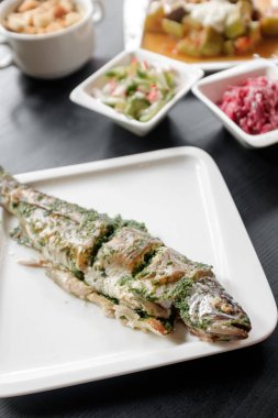 bir tabak ızgara balık