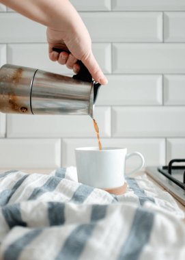 El kahve moka pot bir fincan içine dökülen.