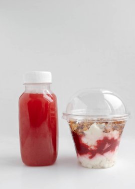 Tatlı ve meyve beyaz masaya içki