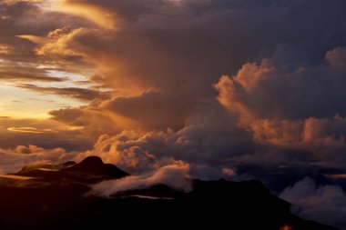 Sunrise Mount Adam en yüksek tepesinde. Sripada Sri Lanka üzerinde yükselen güneş. Kelebekler dağ. Poster için arka plan.