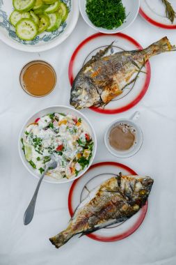 Kızarmış Balık dorado masaya