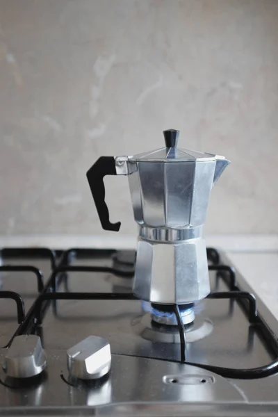Uma máquina de café geyser fica no fogão a gás — Fotografia de Stock