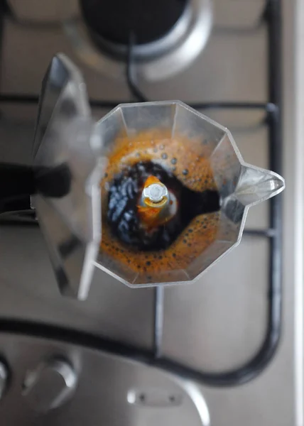 Café fervente em uma máquina de café geyser . — Fotografia de Stock