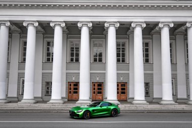 Kazan, Rusya Federasyonu - 1 Ağustos 2017: Mersedez benz Amg Gt R yeşil renk sütunlar ile bir bina arka planda duruyor
