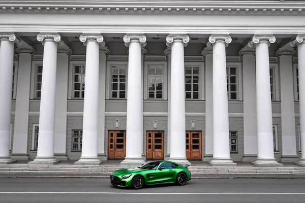 Kazan, Rusko - 1. srpna 2017: Mersedez benz Amg Gt R zelená barva stojí v pozadí budovy se sloupci — Stock fotografie