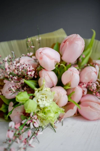 Bukett med rosa tulpaner på bordet — Stockfoto