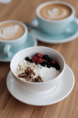 Kahvaltı. Süzme peynir ile taze meyveleri ve fındık ve kahve