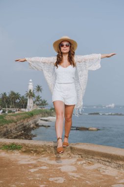 Silah ile şapkalı kız açık okyanusta