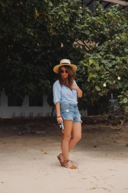 Plajda şapkalı bir kız 