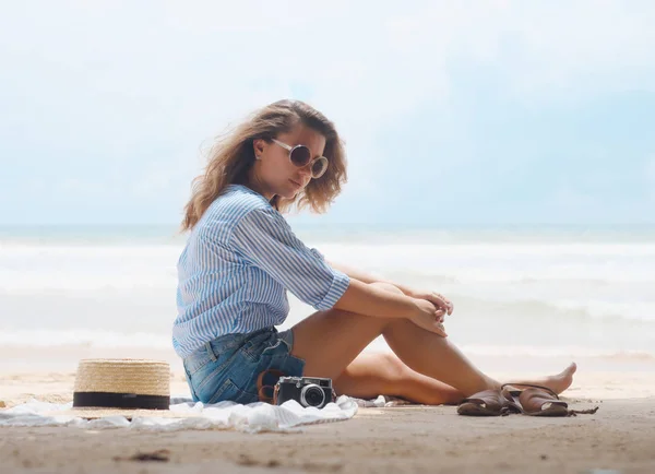 Gelukkig meisje op het strand op de achtergrond van de Oceaan — Stockfoto