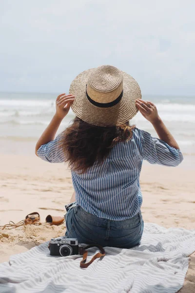 Meisje in de hoed op het strand kijken naar de Oceaan — Stockfoto