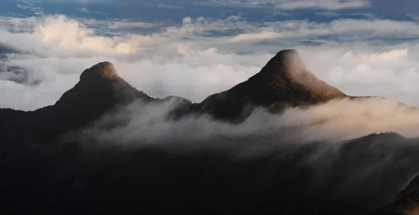 Bulutlar dağ zirveleri. Adam's Peak Sunrise — Stok fotoğraf