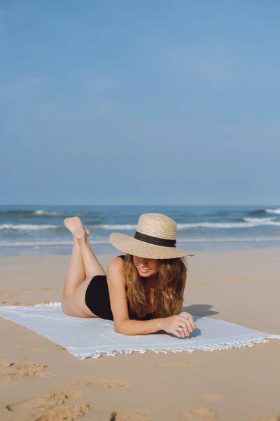 Jonge vrouw aan het strand in de buurt van de Oceaan — Stockfoto