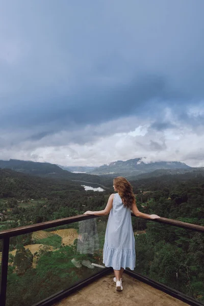 Mujer joven mirando montañas y lagos — Foto de Stock