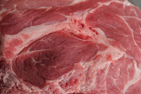 Syrové a čerstvé vepřové maso, kousek vepřového masa, zblízka — Stock fotografie