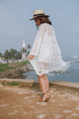 Okyanus arka plan üzerinde şapkalı kız