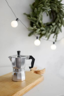 Gayzer kahve makinesi Noel dekor içinde