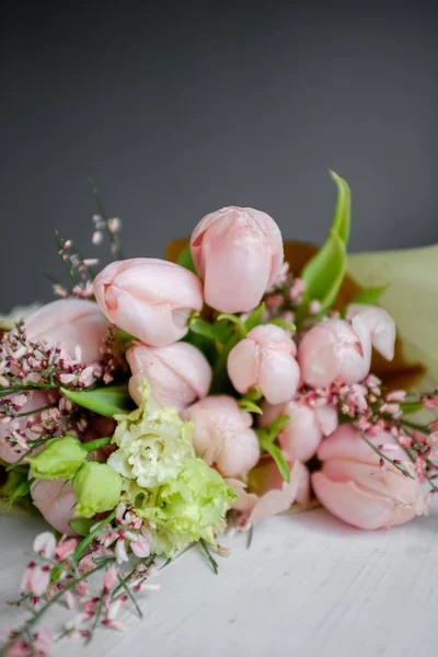 Bukett med rosa tulpaner på bordet — Stockfoto