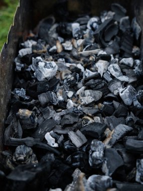 Sigara yanan kömür ızgara içinde