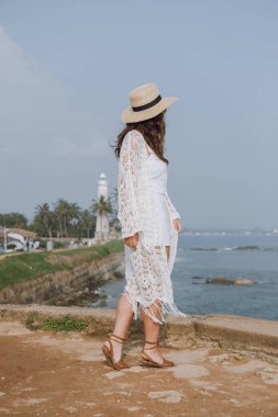 Okyanus arka plan üzerinde şapkalı kız