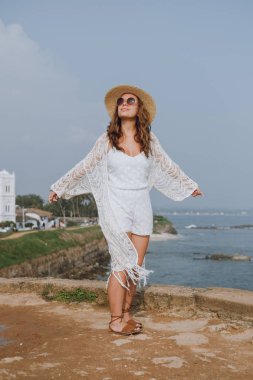 Silah ile şapkalı kız açık okyanusta