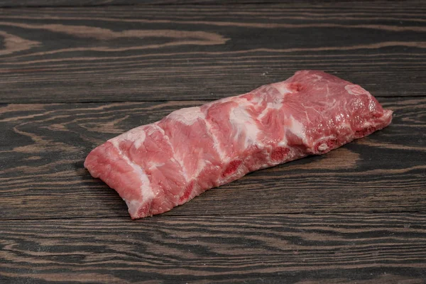 暗い背景に肋骨と豚ロース肉の新鮮な生全体ラック. — ストック写真