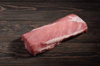 Bütün kemiksiz domuz loin yağsız. Domuz eti bonfile karanlık bir arka plan üzerinde