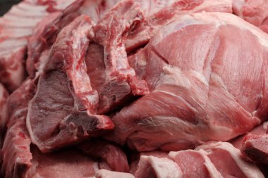 Çiğ domuz eti ürün yelpazesine: bonfile, omuz, boyun kağıt arka plan üzerinde. Yakın çekim