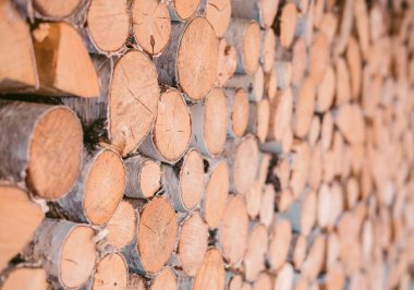 Hazırlanan şömine için odun yığar. Ahşap arka plan - portre.