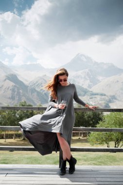 Genç güzel beyaz kadın dağ dairelerde balkon, şarap içme