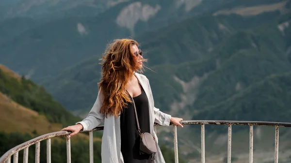 Mujer joven disfrutando de la vista de las montañas del Cáucaso en Gudauri, Georgia . — Foto de Stock