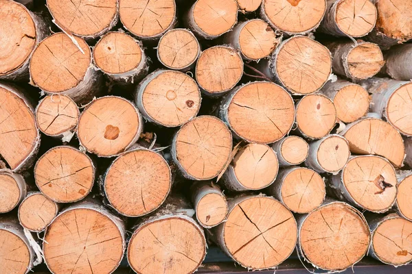 Houten achtergrond - close-up. Brandhout voor de winter, stapels brandhout, stapel brandhout. Brandhout op winter voorbereid. — Stockfoto