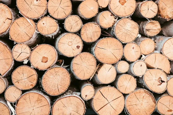 Houten achtergrond - close-up. Brandhout voor de winter, stapels brandhout, stapel brandhout. Brandhout op winter voorbereid. — Stockfoto