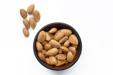 Beyaz arka plan üzerinde cilt taze badem