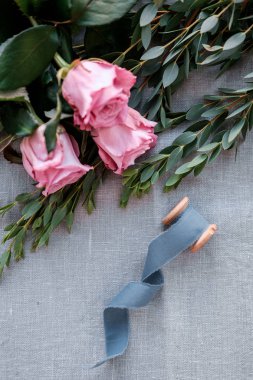 Pembe Gül, okaliptüs ve şerit ile coil