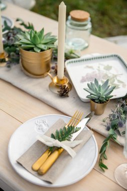 Tablo ayarı. Tabak, çatal ve bıçak rustik tarzda