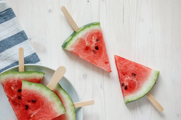 Färska skivor av mogen vattenmelon på trä bakgrund. — Stockfoto