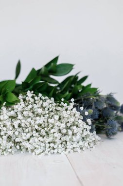 Masaya mavi çiçek Eryngium ve Gypsophila