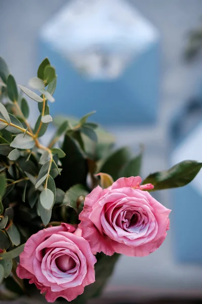 Rosa rosor, eukalyptus och spole med band — Stockfoto