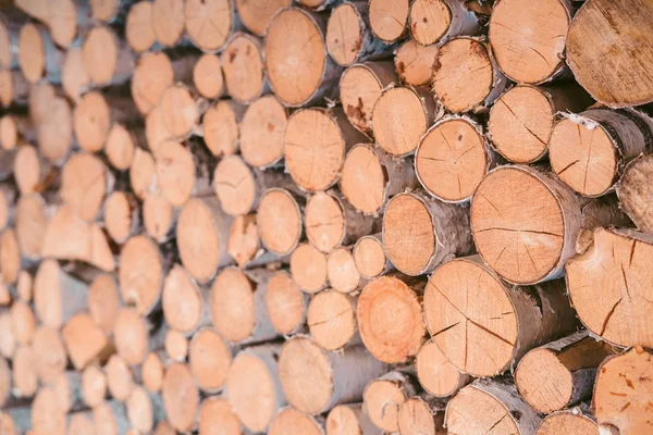 Stapel brandhout haard voorbereid. Houten achtergrond - closeup. — Stockfoto